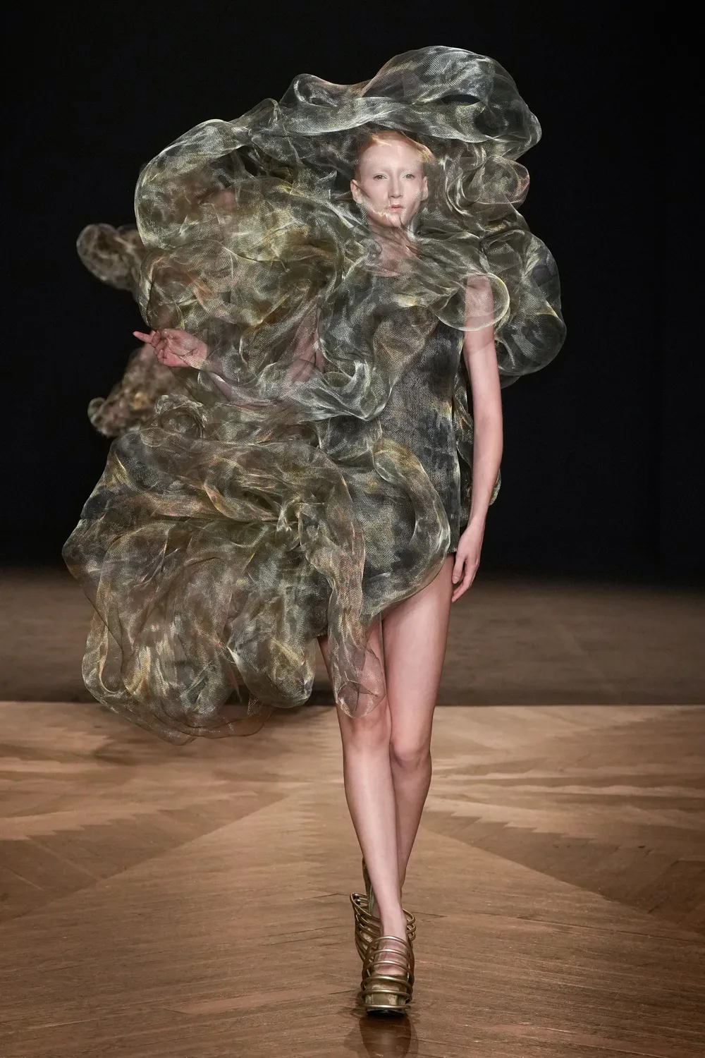 Iris van Herpen 2025-26 Sonbahar/Kış Haute Couture