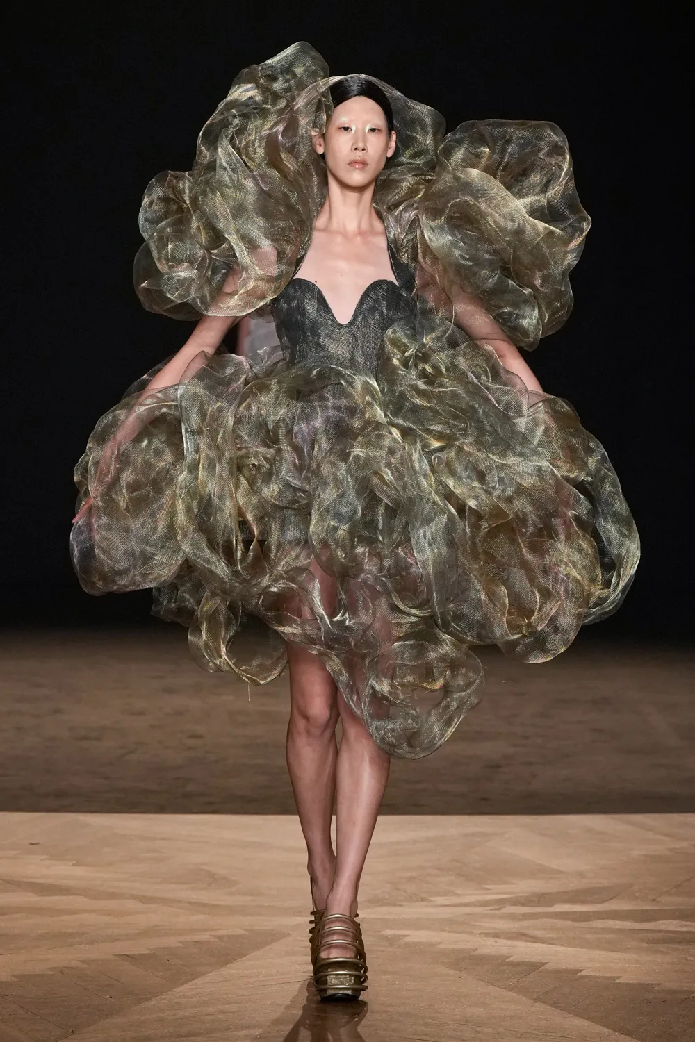 Iris van Herpen 2025-26 Sonbahar/Kış Haute Couture