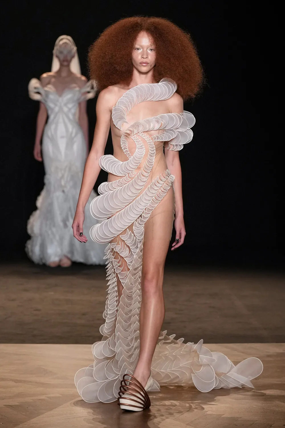 Iris van Herpen 2025-26 Sonbahar/Kış Haute Couture