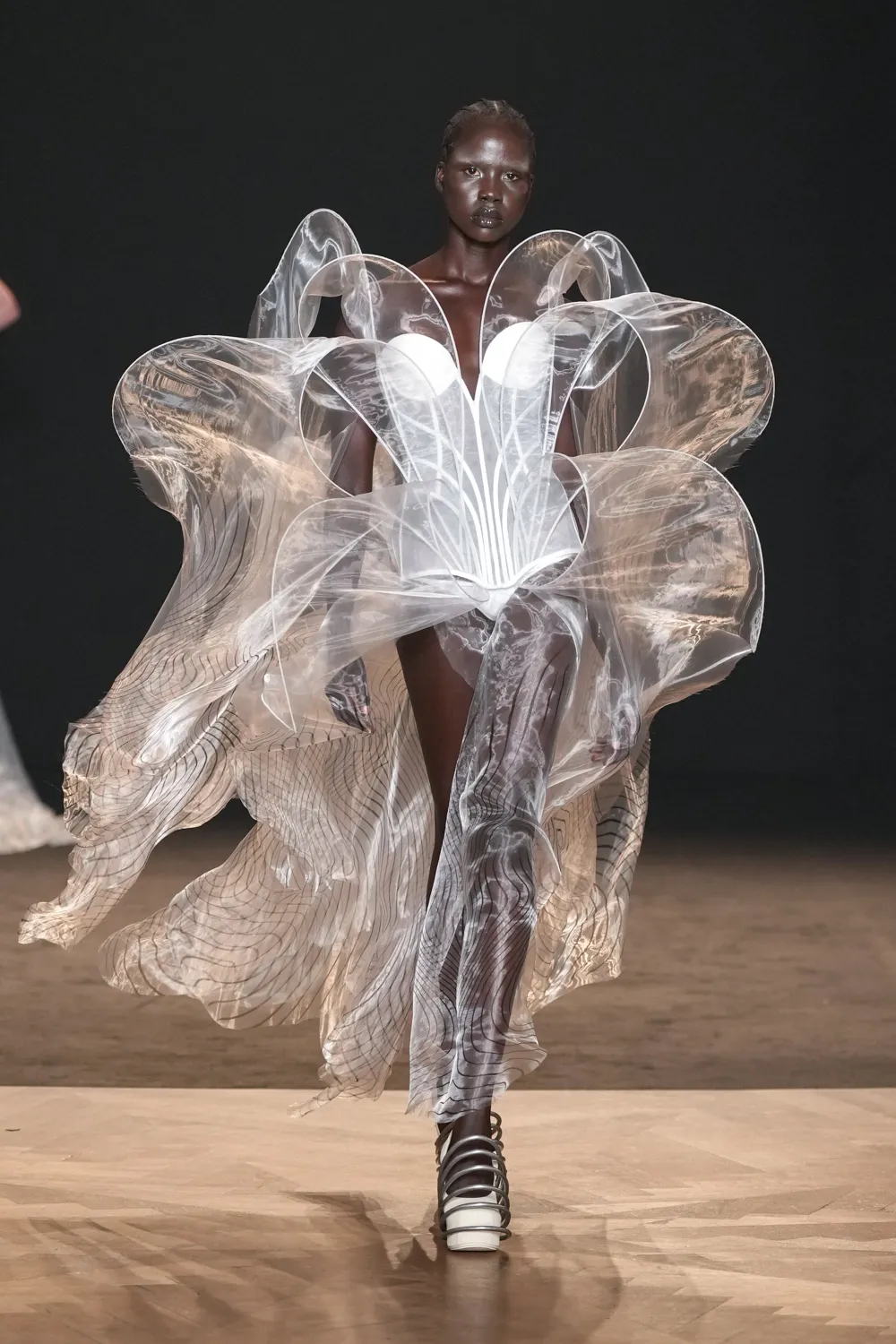 Iris van Herpen 2025-26 Sonbahar/Kış Haute Couture