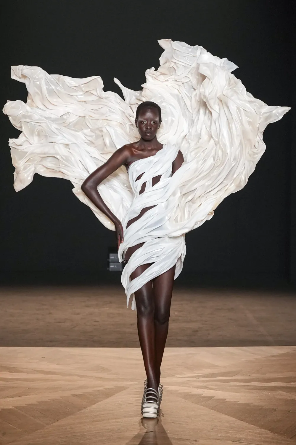 Iris van Herpen 2025-26 Sonbahar/Kış Haute Couture