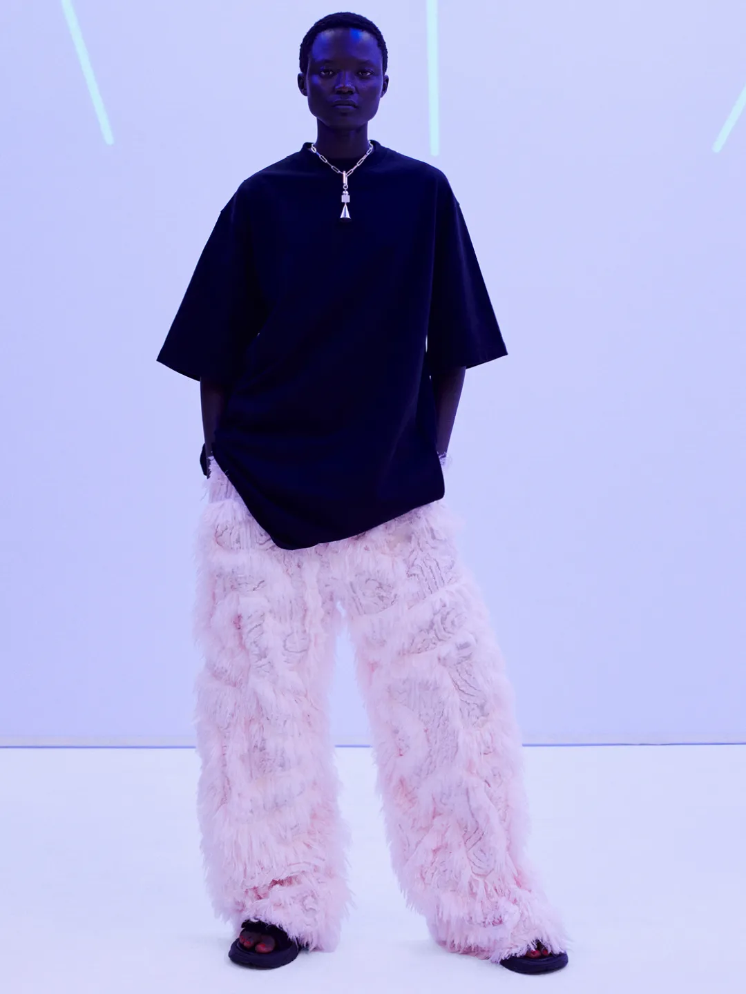 Phoebe Philo’nun Son Koleksiyonu Ciddi Bir Şıklık Sunuyor Ve Eğlenceyi de İhmal Etmiyor