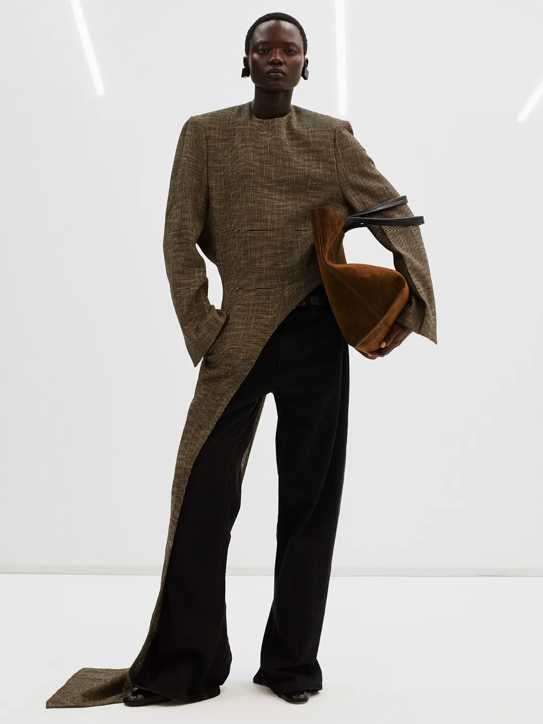Phoebe Philo’nun Son Koleksiyonu Ciddi Bir Şıklık Sunuyor Ve Eğlenceyi de İhmal Etmiyor