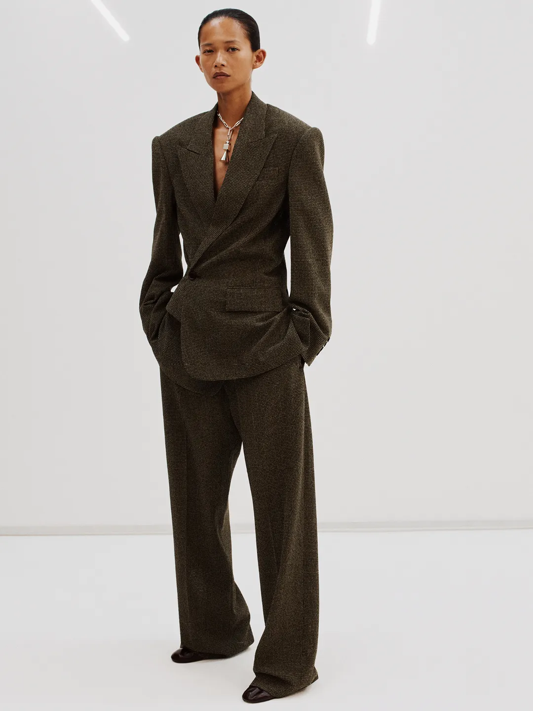Phoebe Philo’nun Son Koleksiyonu Ciddi Bir Şıklık Sunuyor Ve Eğlenceyi de İhmal Etmiyor