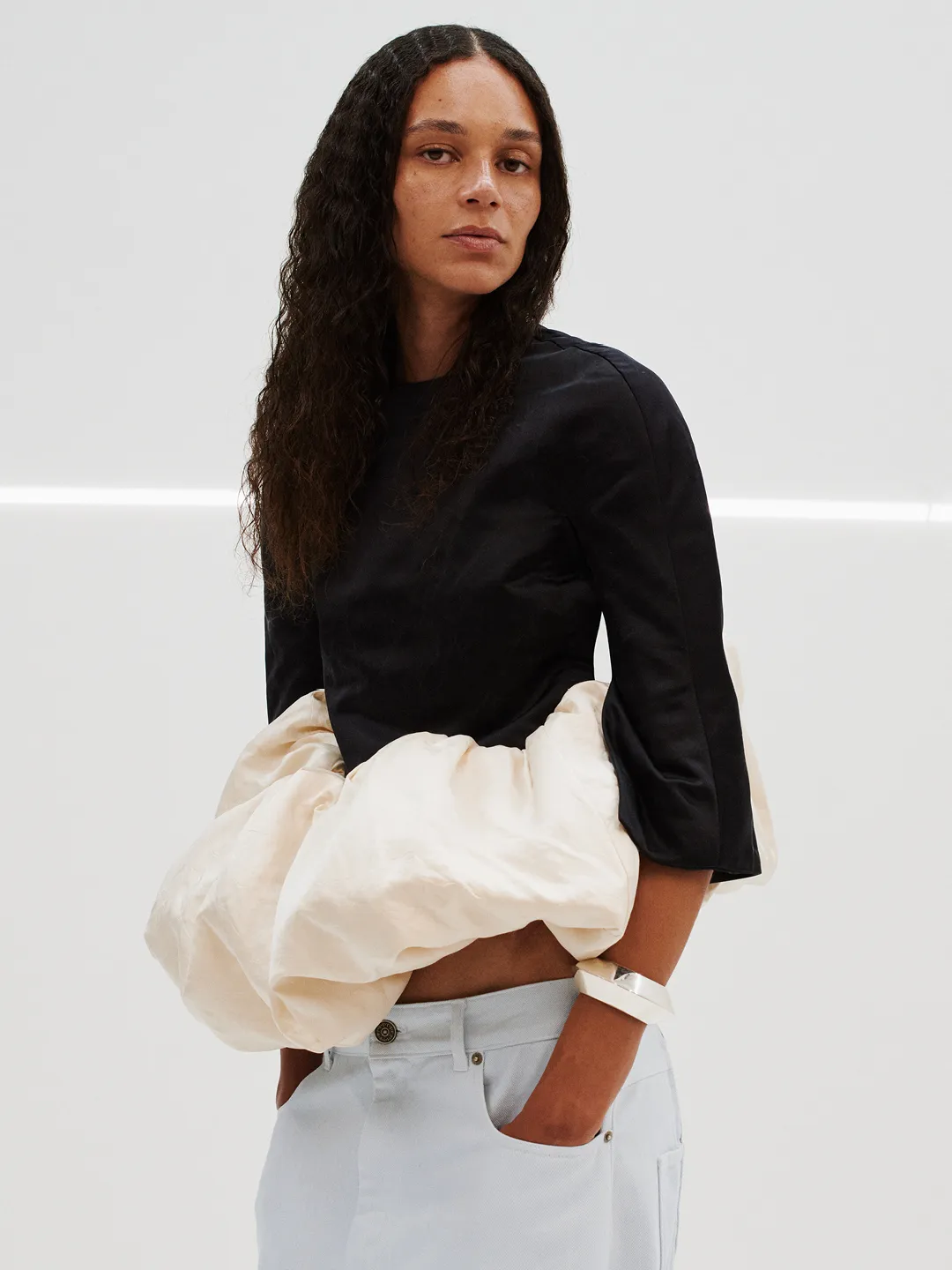 Phoebe Philo’nun Son Koleksiyonu Ciddi Bir Şıklık Sunuyor Ve Eğlenceyi de İhmal Etmiyor