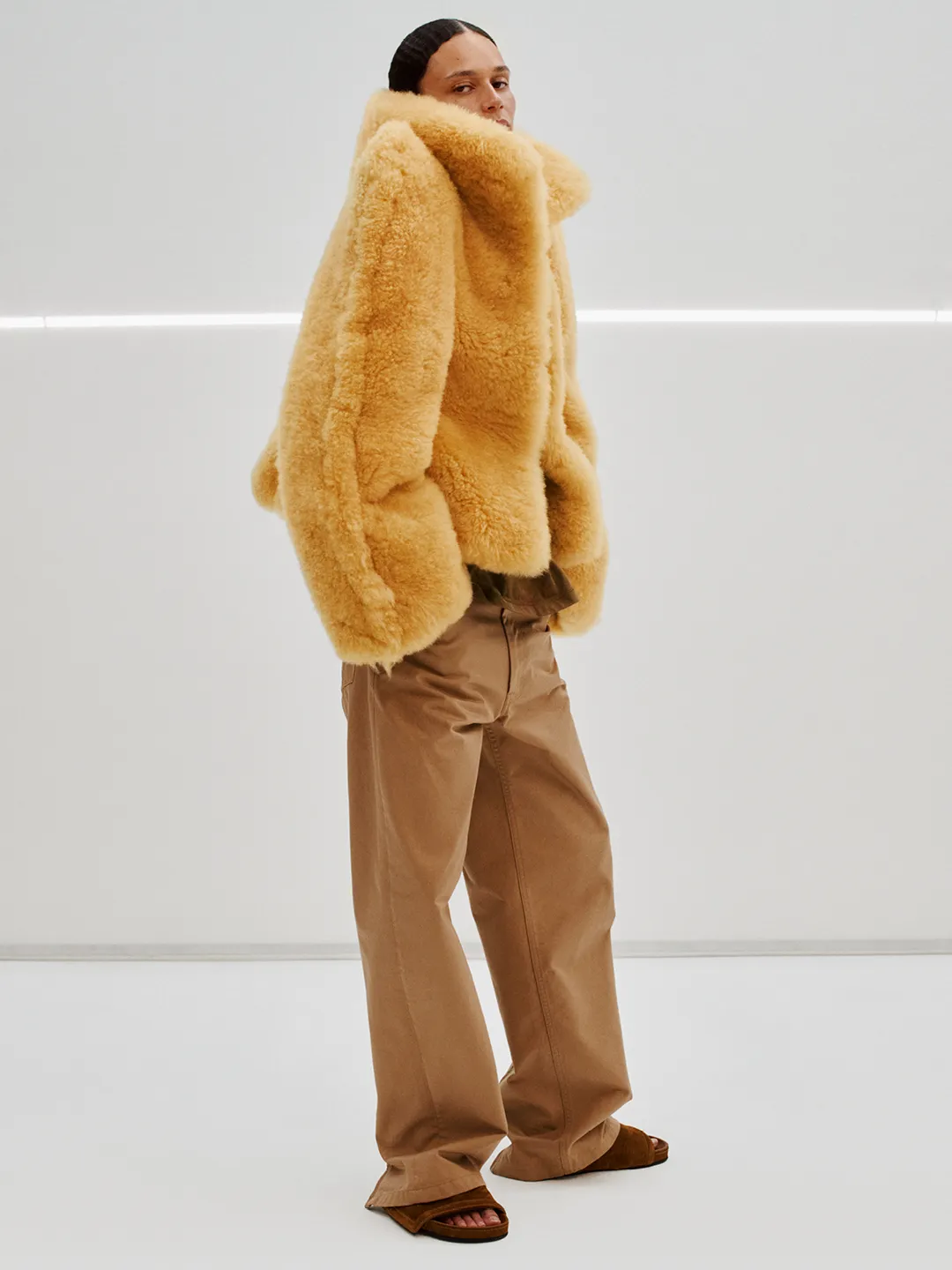 Phoebe Philo’nun Son Koleksiyonu Ciddi Bir Şıklık Sunuyor Ve Eğlenceyi de İhmal Etmiyor
