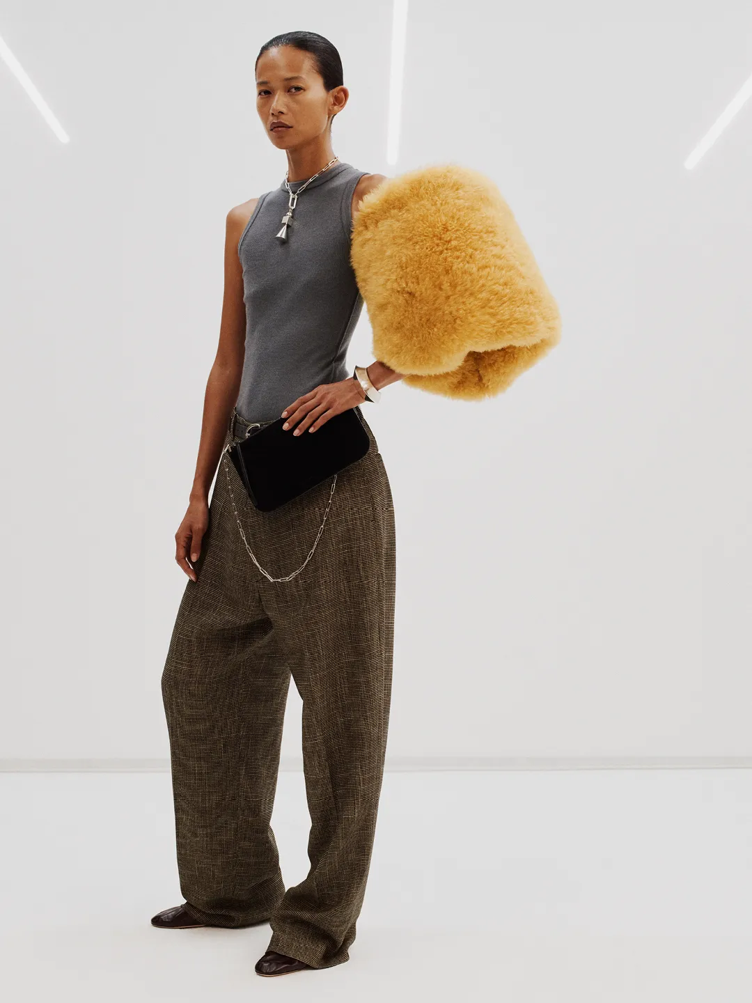 Phoebe Philo’nun Son Koleksiyonu Ciddi Bir Şıklık Sunuyor Ve Eğlenceyi de İhmal Etmiyor