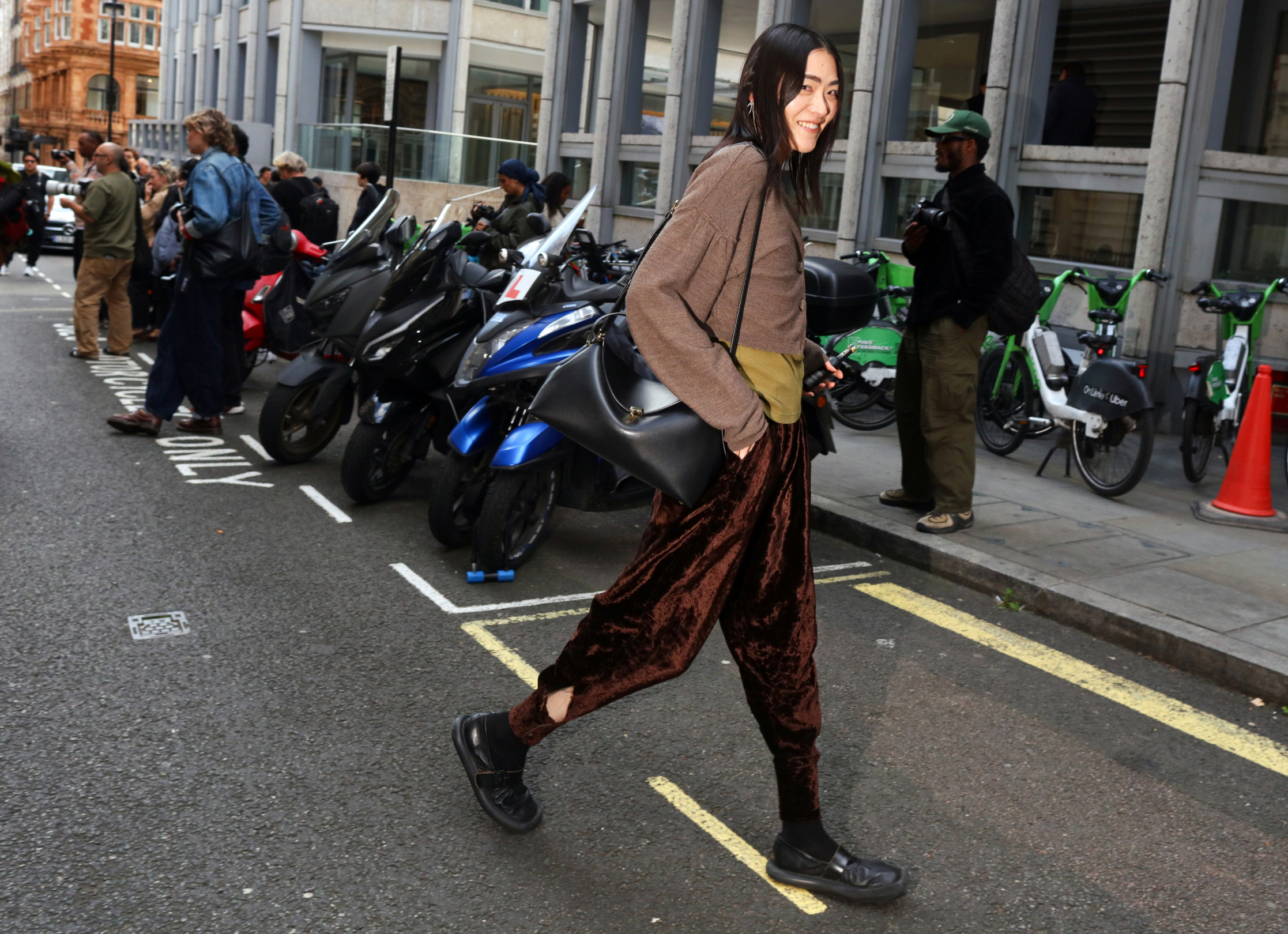 Sokak Stili: 2026 İlkbahar/Yaz Londra Moda Haftası