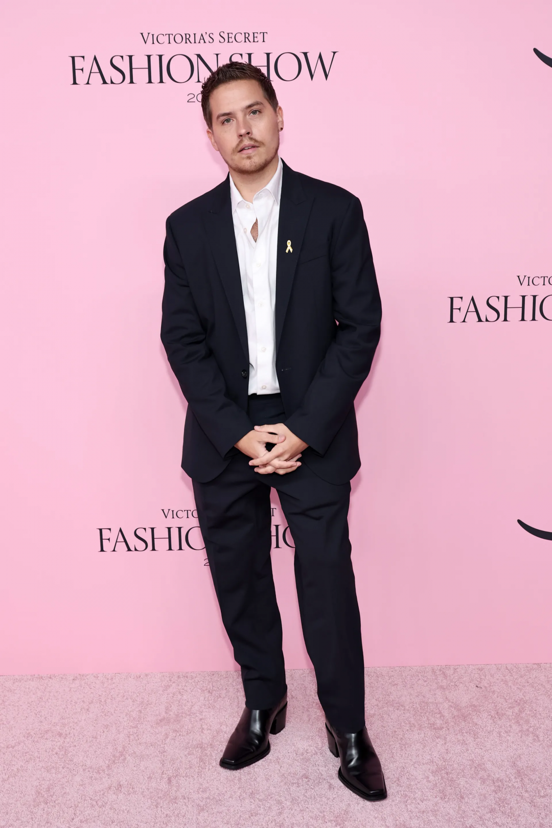 2025 Victoria’s Secret Fashion Show’dan Kırmızı Halı Görünümleri