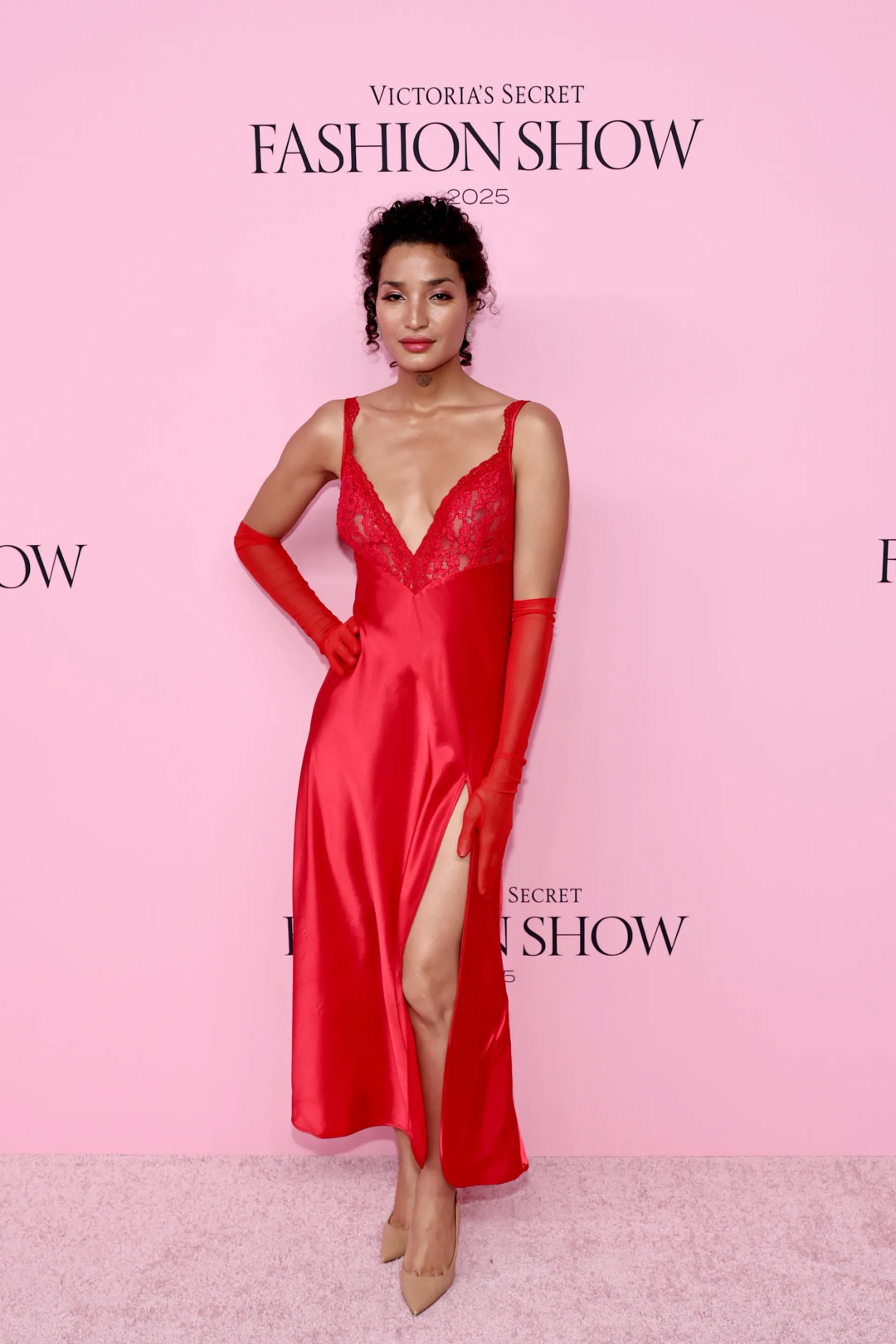 2025 Victoria’s Secret Fashion Show’dan Kırmızı Halı Görünümleri