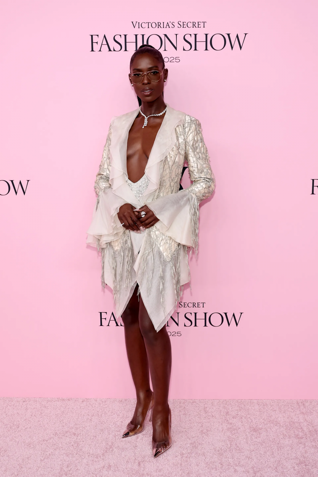 2025 Victoria’s Secret Fashion Show’dan Kırmızı Halı Görünümleri