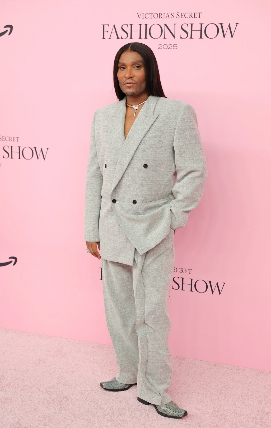 2025 Victoria’s Secret Fashion Show’dan Kırmızı Halı Görünümleri